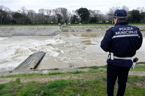 Crolla Parte Della Pescaia Dell Arno All Isolotto