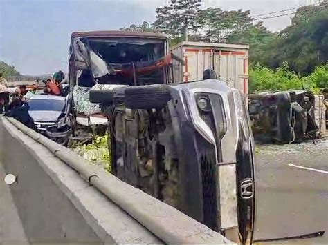 Kecelakaan Beruntun Di Tol Cipularang Sejumlah Mobil Hingga Bus Alami