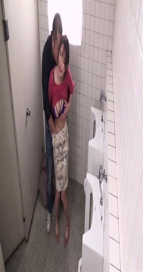 Asiatique Qui Se Fait Limer Dans Les Toilettes Publiques Eporner