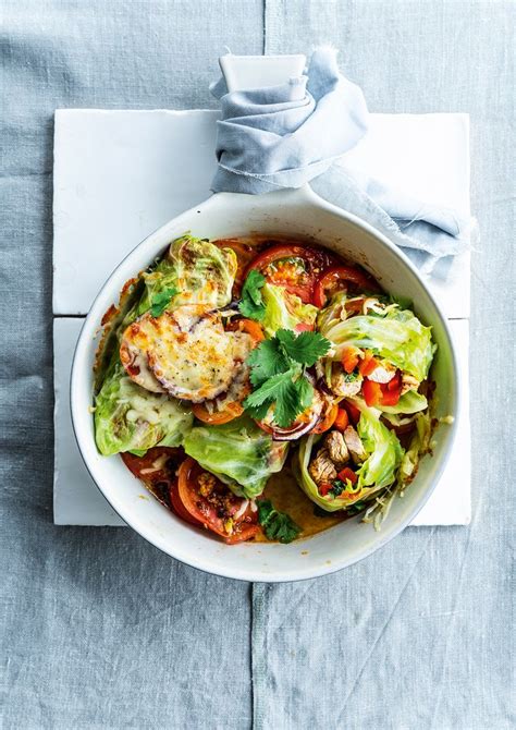 Mexicaanse Schotel Met Kalkoen En Spitskoolrolletjes Met Paprika