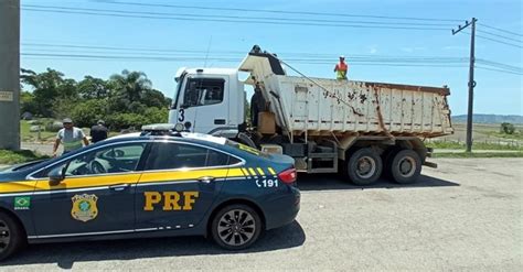 PRF flagra mais de 12 toneladas de excesso de peso em um único caminhão