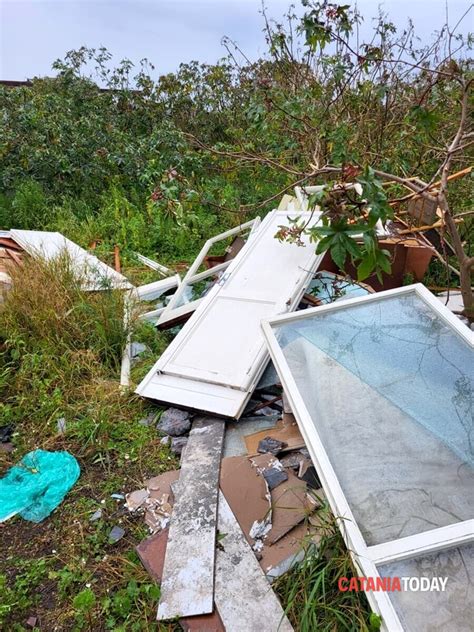 Degrado E Rifiuti In Via Acquicella Porto Segnalazione A Catania