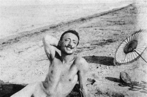 Il Vate Ignudo Sulla Sabbia Gabriele D Annunzio