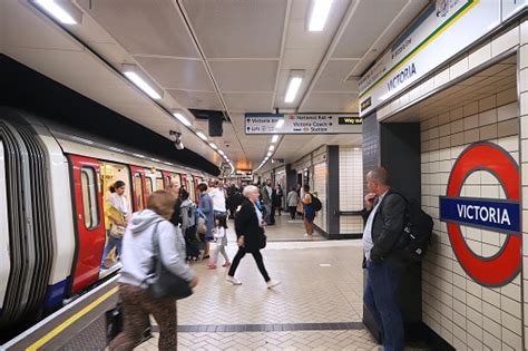 Stasiun Kereta Bawah Tanah London Victoria Foto Stok Unduh Gambar