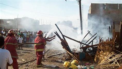 Chimbote 15 ranchos se incendian en Villa España PERU CORREO