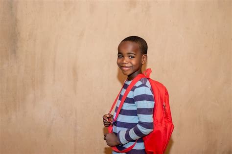 Enfants Africains Avec Sac Dos Allant L Cole Concept De Retour