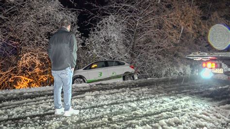 NonstopNews Fahrschulauto rutscht auf schneeglatter Straße von der