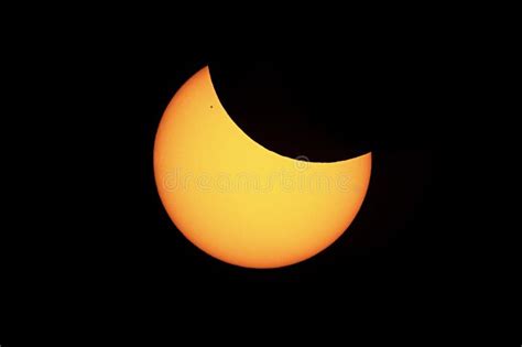 Eclipse solar parcial foto de archivo. Imagen de cosmos - 90544336