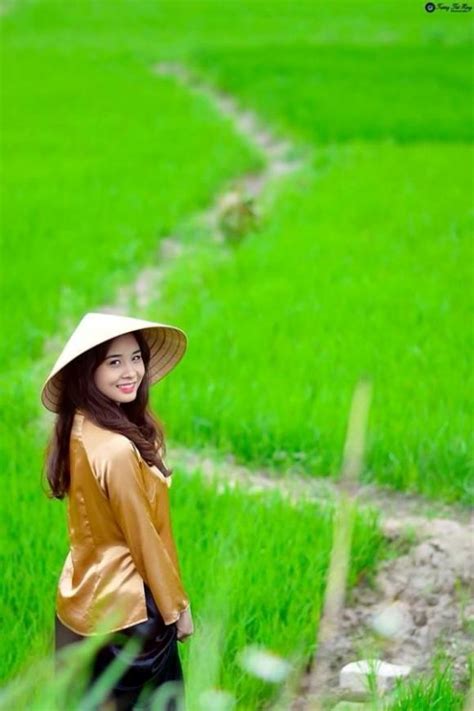 Hot girl xinh đẹp hóa thôn nữ xuống ruộng đi cấy