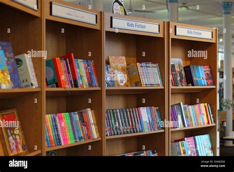 Library books on shelves Stock Photo - Alamy