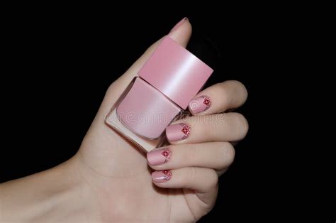 M O F Mea O Projeto Nude Do Prego Que Guarda A Garrafa Do Verniz Para As Unhas Foto De Stock