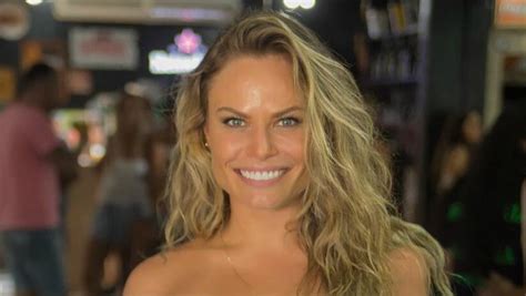 Ex BBB Natália Casassola faz sucesso em praia de nudismo em Florianópolis