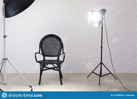 Estudio Moderno De La Foto Con El Equipo De Iluminaci N Profesional