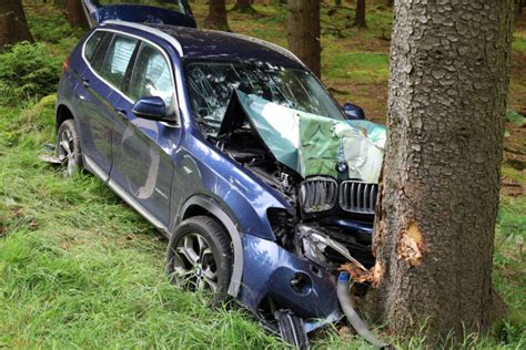 BMW kracht gegen Baum Staatsstraße im Erzgebirge voll gesperrt