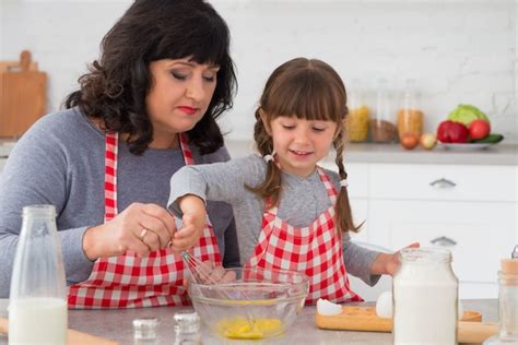 Abuela De Familia Feliz Y Nieta En Delantales De Chef Cocinando Juntos