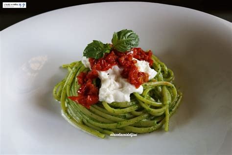 Linguine Al Pesto Di Basilico Con Pomodori Secchi E Stracciatella A