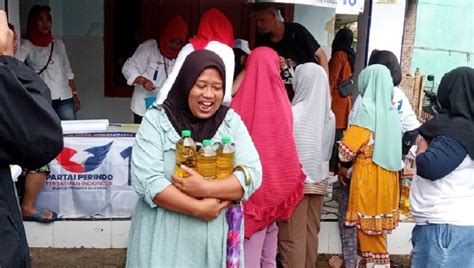 Caleg Perindo Ratih Purnamasari Gelar Bazar Minyak Goreng Di Subang