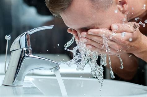 How To Wash Your Face Properly With Soap Or Face Wash The Manliness Kit