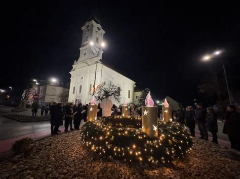 Upaljena Etvrta Adventska Svije A U Na Em Gradu Radio Nova Gradi Ka