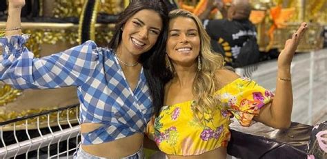 Convocada Para Copa Tamires Dias Namora A Cantora Gabi Fernandes