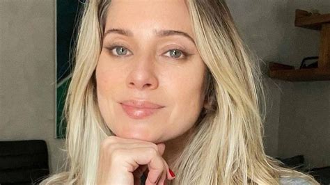 Aos 48 anos Letícia Spiller aparece de lingerie e provoca rebuliço