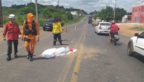 Motociclista morre ao colidir na traseira de um caminhão Jornal Pequeno