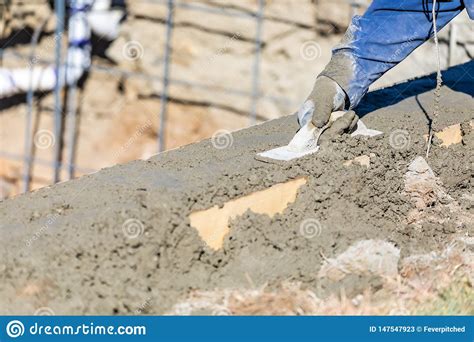 Funcionamiento Del Trabajador De Construcci N De La Piscina Con El