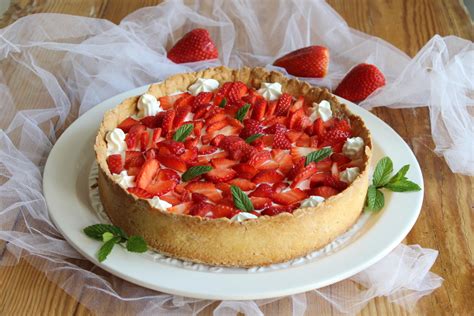 Crostata Con Fragole Crema Pasticcera Al Limone E Panna Ricetta Per Golosi