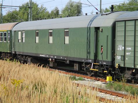 Ein Ozeanblau Beiger Bahnpost Wagen In Glauchau Am