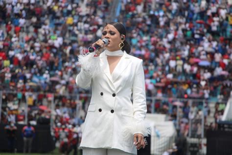 Cantante Cesia Sáenz honra la Patria interpretando el sagrado Himno