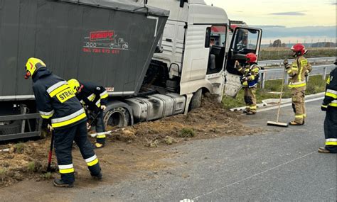 Wypadek na S11 w piątek Wystrzał opony i zgnieciony tir