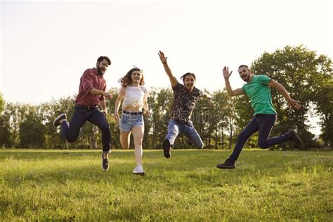 Jóvenes Amigos Felices Saltando Juntos Al Aire Libre Grupo De Personas