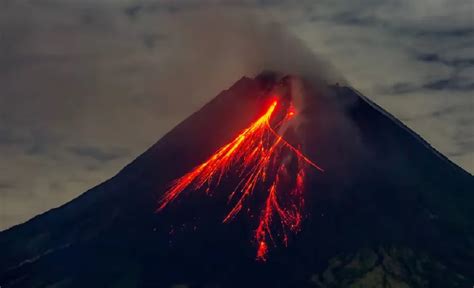 Indonesia Al Menos Diez Muertos Dejó La Erupción Del Volcán Lewotobi Laki Laki Frente A Cano