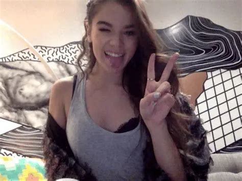Hailee Steinfeld Is So Fucking Hot Scrolller