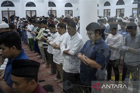 Shalat Tarawih Pertama Warga Muhammadiyah Di Jakarta Antara News