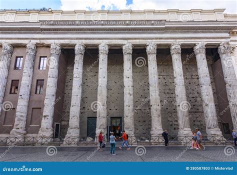 Roma Italia De Octubre De Templo De Hadrian Il Tempio Di