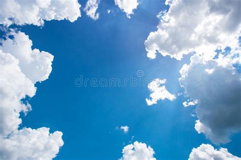 El Cielo Extenso Y Las Nubes Blancas Flotan En El Cielo Foto De Archivo