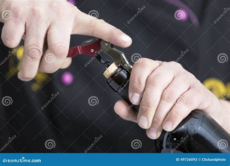 Commencer Le D Boucher D Une Bouteille De Vin Image Stock Image Du