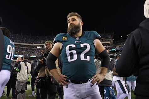 Eagles' Jason Kelce chugs 30-ounce beer in 5.7 seconds during charity ...