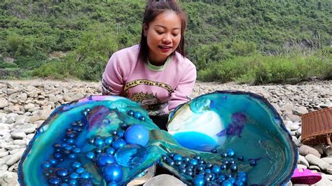 The Girl Discovered A Giant River Clam In The Water With Its