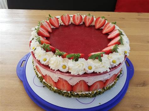 Erdbeer Joghurt Torte mit zweierlei Böden von AngieST77 Chefkoch