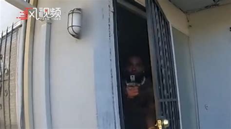 美警遭黑人男子枪杀：嫌犯开门瞬间拔枪，警察躲闪不及被一枪击倒凤凰网视频凤凰网