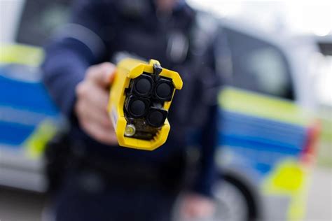 Polizei greift öfter zum Taser Drückt aber selten ab