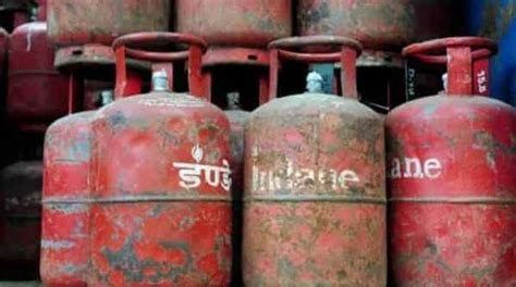 Lpg Gas Rate महीने के पहले दिन मंहगाई से मिली राहत गैस सिलेंडर के