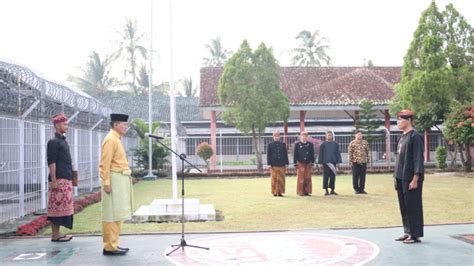 Nuansa Pakaian Adat Nusantara Jajaran Lapas Besi Gelar Upacara Bendera