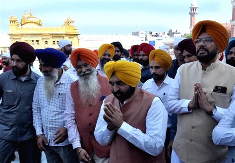 Aam Aadmi Party (AAP) leader and Punjab CM Bhagwant Maan offer prayer.