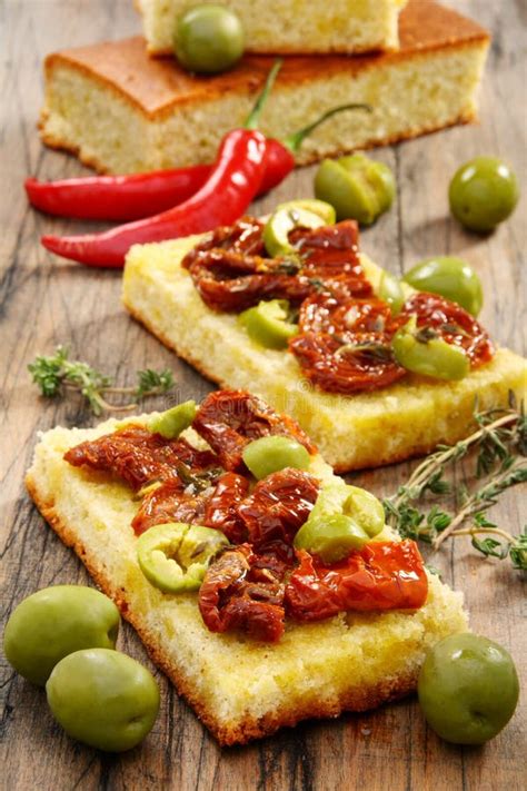 Aperitivo De Tomates De Aceitunas Y Del Tomillo Secados Al Sol Foto