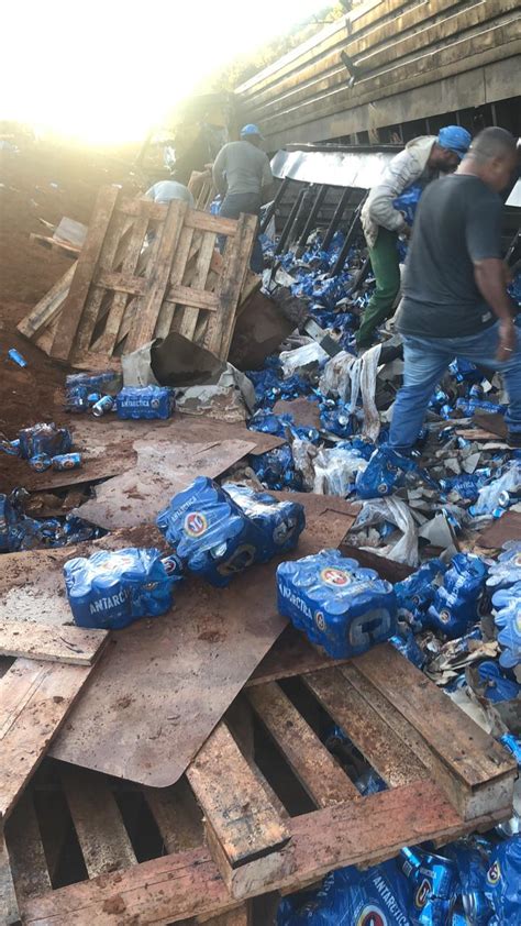 Carreta carregada latas de cerveja tomba na BR 365 Rádio Difusora