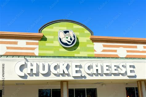 Chuck E. Cheese sign, logo on the kid friendly chain known for its ...