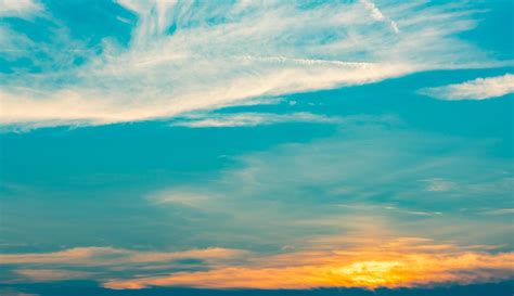 Hermoso Cielo Azul Y Dorado Y Fondo Abstracto De Nubes Nubes De Color